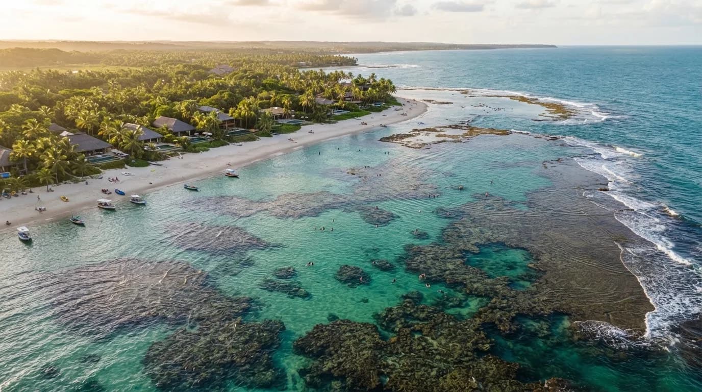 Vista aérea das piscinas naturais de coral em Taipu de Fora, na Península de Maraú, com coqueirais na orla